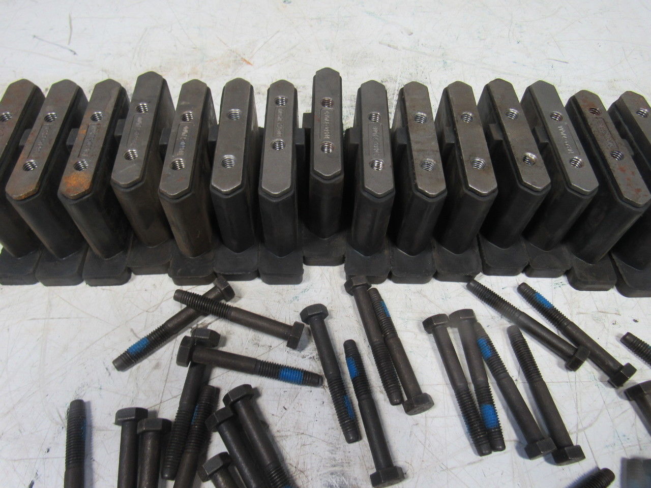 K001284AAA P7082B2 2 Bolt Mounted Isolation Sortation Insert W/Bolts Lot Of 15