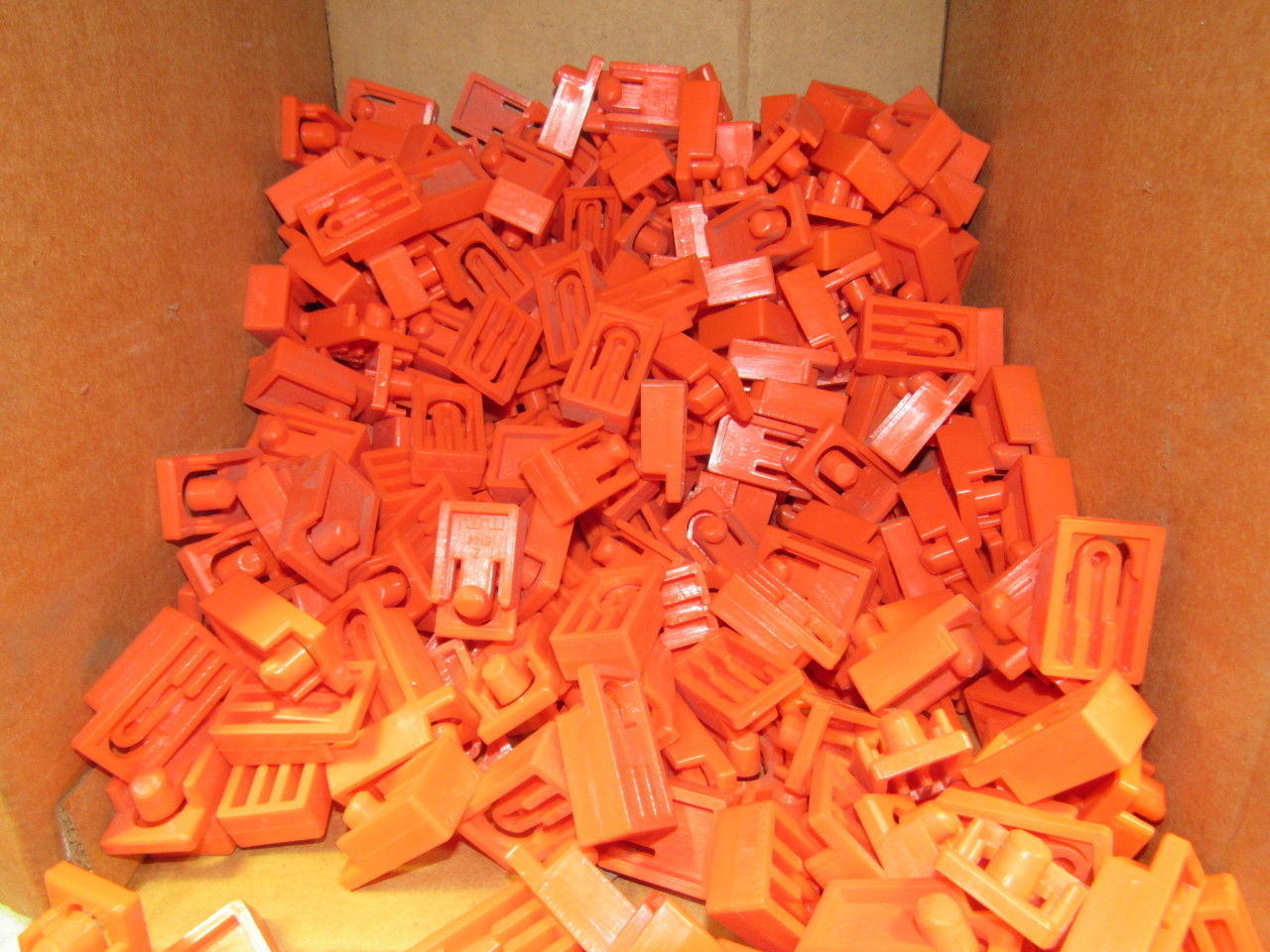 Dematic 06881-00059 Sortation Diverting Slide Shoe Conveyor Clips Lot Of 300+