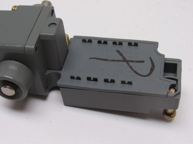 Cutler Hammer E50BH1RFY1 Side Plunger Pin Limit Switch Component No Receptacle