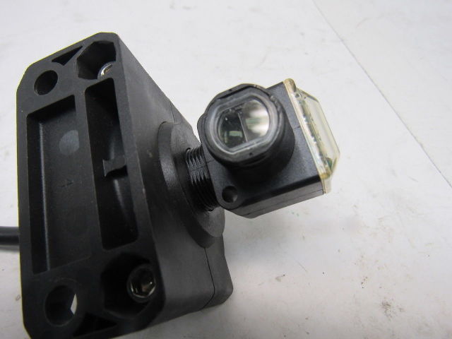 Allen Bradley 60-2762-2 21.6-132V AC/DC Retro Reflective Sensor W/ Tilt Bracket