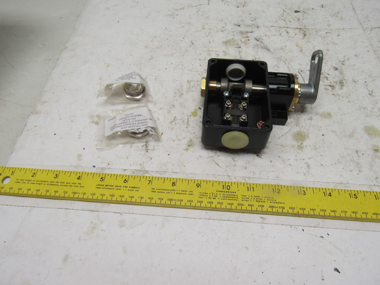 Siemens 3SE7160-1BD00-0AS1 300VAC 6A 1NO+1NC Lever Action Cable E-Stop Base