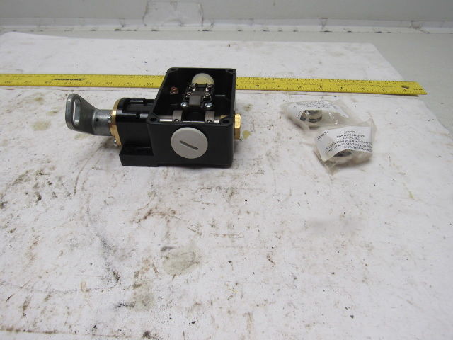 Siemens 3SE7160-1BD00-0AS1 300VAC 6A 1NO+1NC Lever Action Cable E-Stop Base