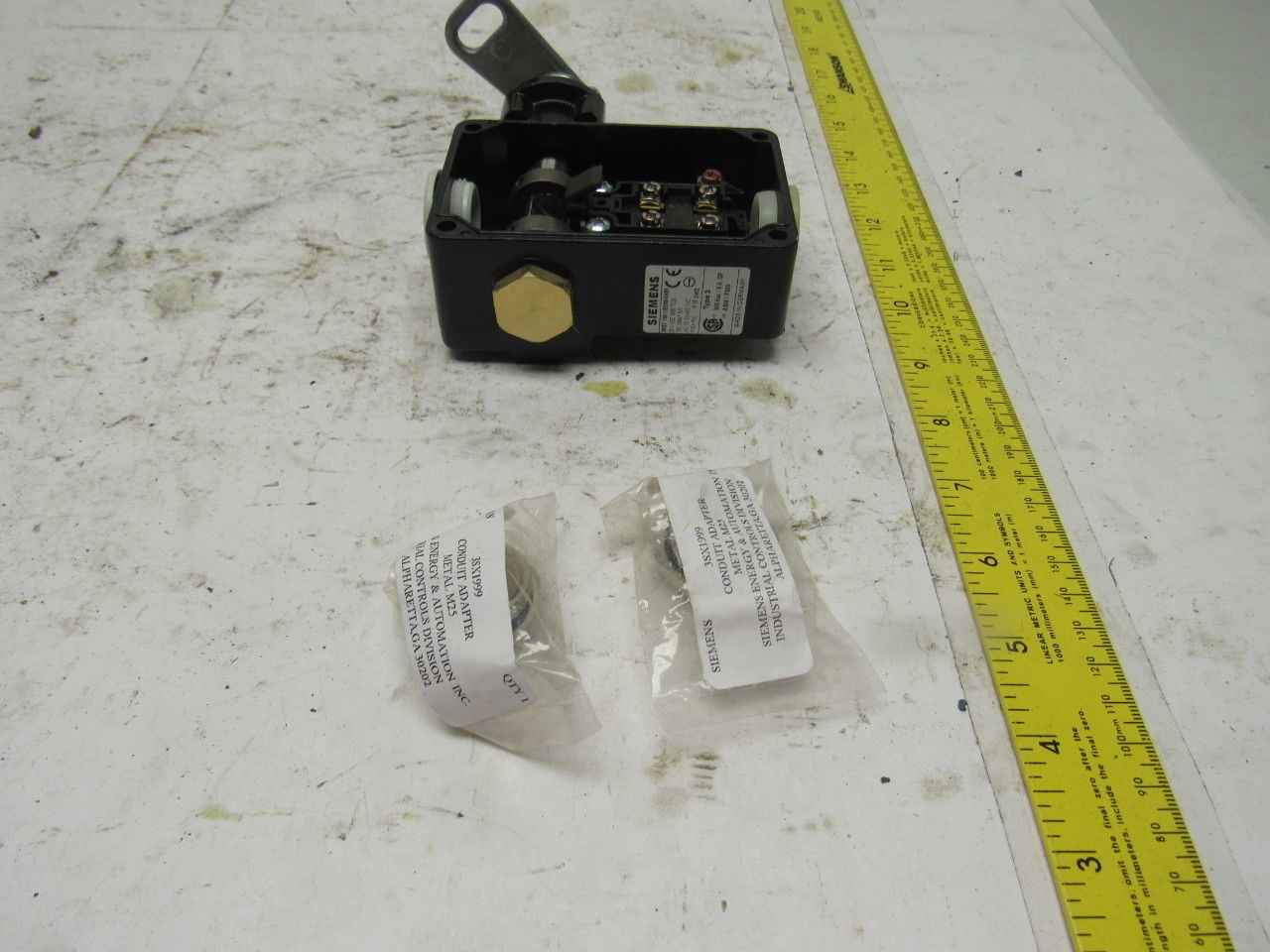 Siemens 3SE7160-1BD00-0AS1 300VAC 6A 1NO+1NC Lever Action Cable E-Stop Base