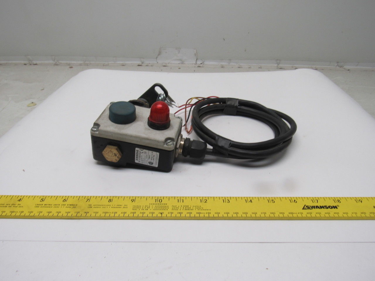 Siemens 3SE7160-1BD00-0AS1 300VAC 6A 1NO+1NC Lever Action Cable E-Stop