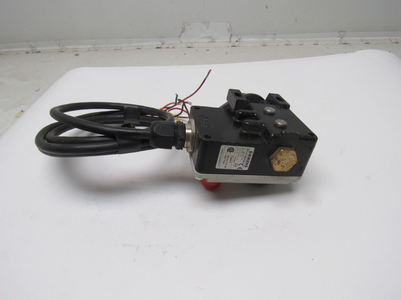 Siemens 3SE7160-1BD00-0AS1 300VAC 6A 1NO+1NC Lever Action Cable E-Stop