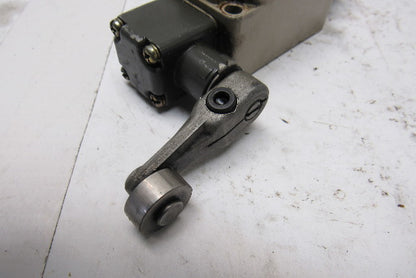 Omron WL GCA2-TS 2 Circuit Limit Switch Cam Lever Actuator Head