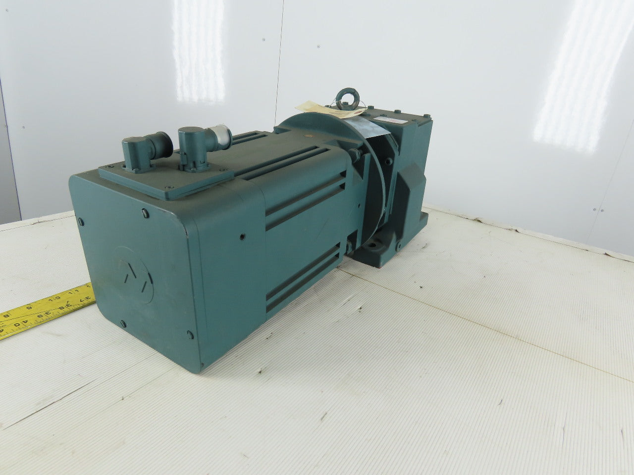 Dodge HB682CI112D 9.73:1 Ratio 362.8RPM 6.15kW 480V Helical Gear Reducer Motor