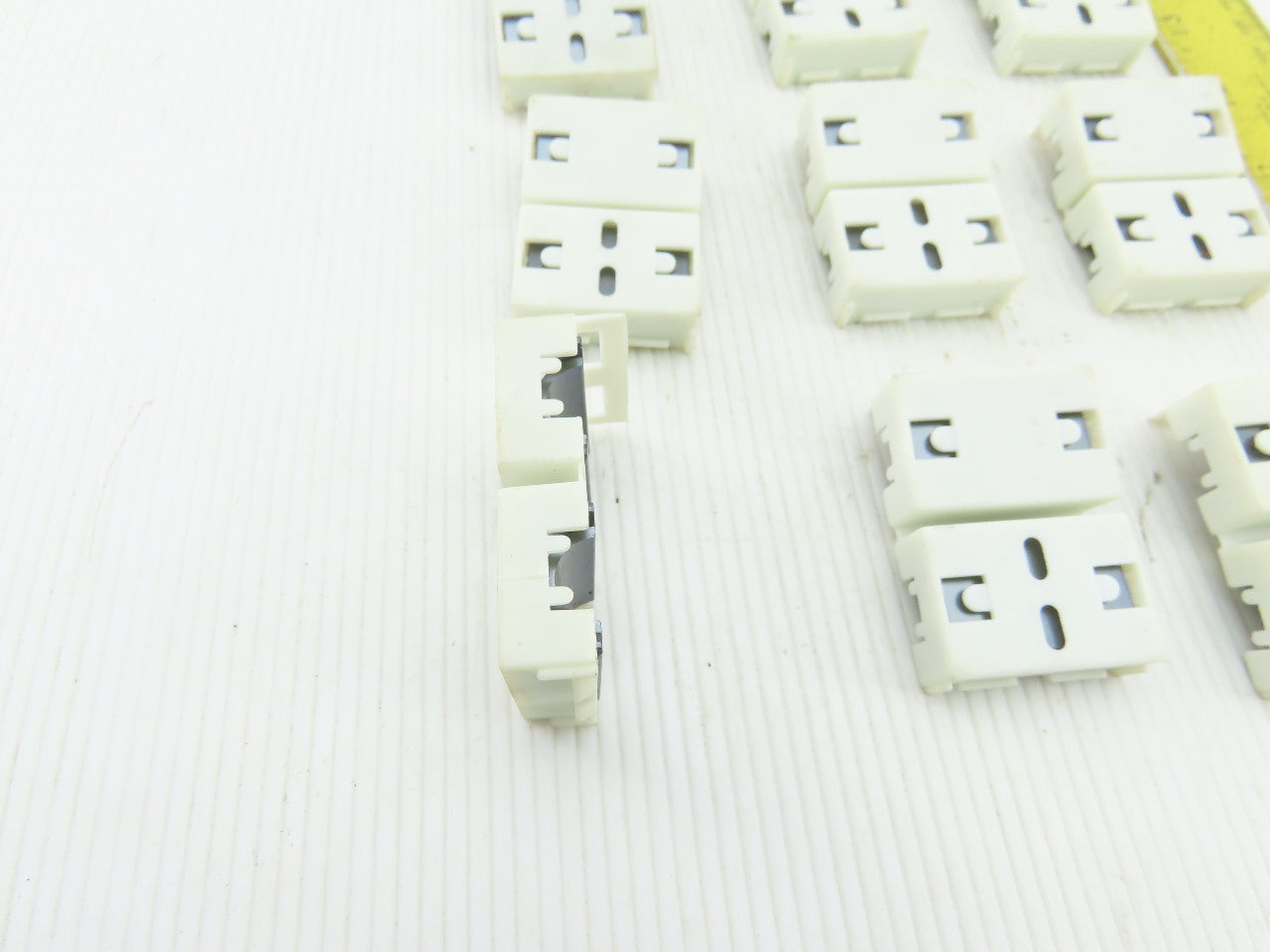 0.4000" Clamp On Insulated Cable Noise Filter Lot Of 12