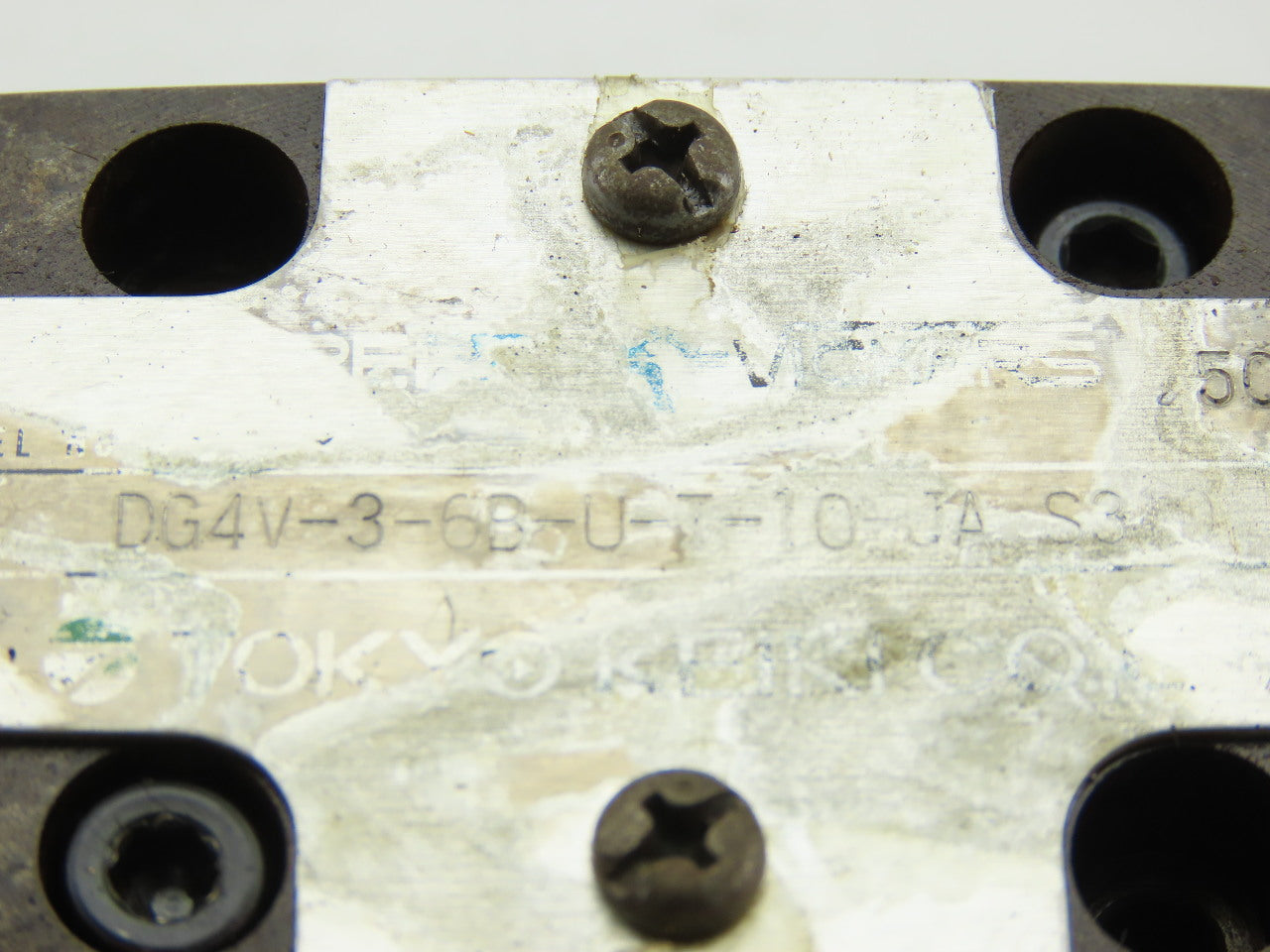 Vickers DG4V-3-6B-U-T-10-JA Solenoid Hydraulic Directional Control Valve 100V