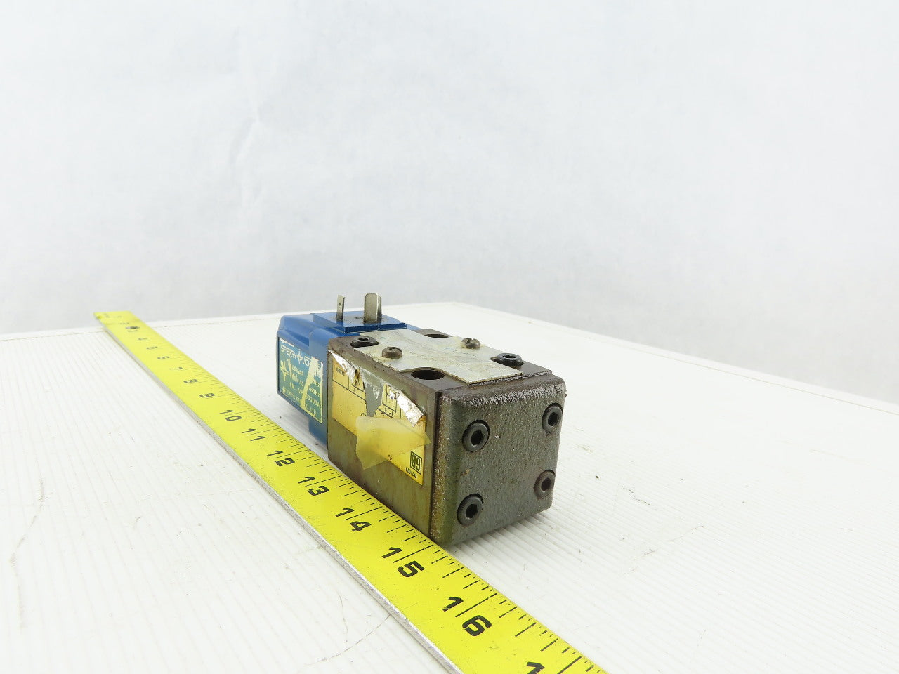 Vickers DG4V-3-6B-U-T-10-JA Solenoid Hydraulic Directional Control Valve 100V