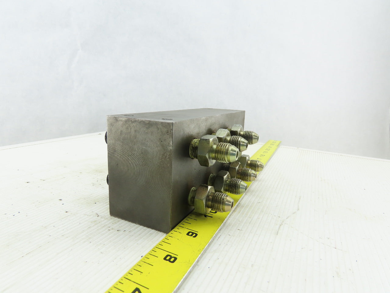 8 Station Pass Thru Manifold Rigid Supply To Flared Adapter Block