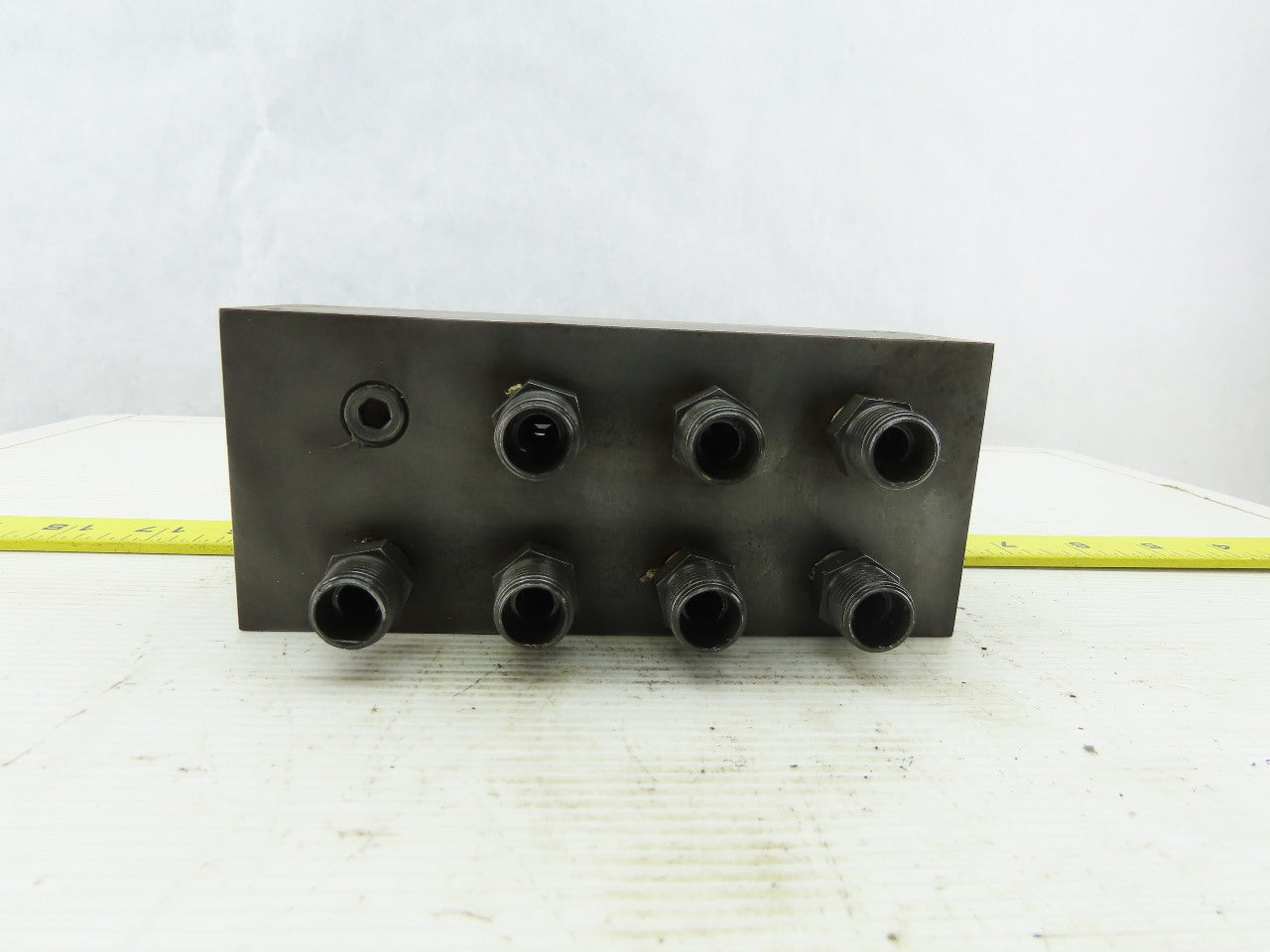 8 Station Pass Thru Manifold Rigid Supply To Flared Adapter Block