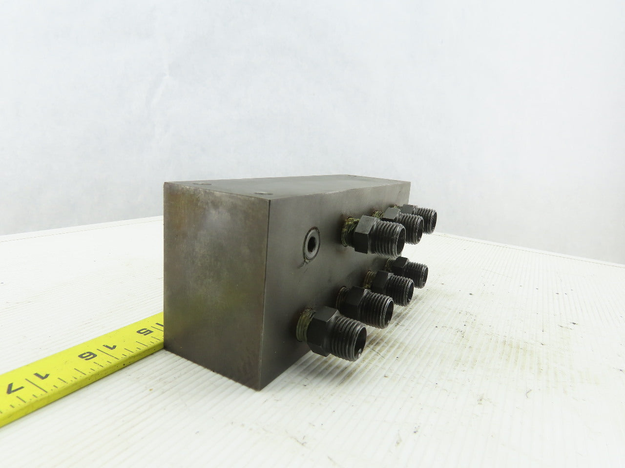 8 Station Pass Thru Manifold Rigid Supply To Flared Adapter Block