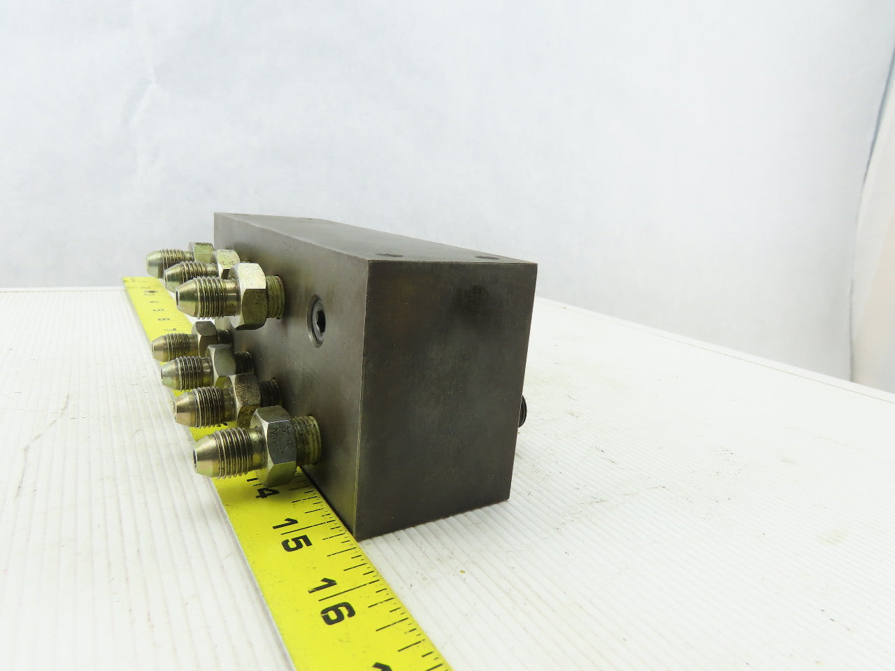 8 Station Pass Thru Manifold Rigid Supply To Flared Adapter Block