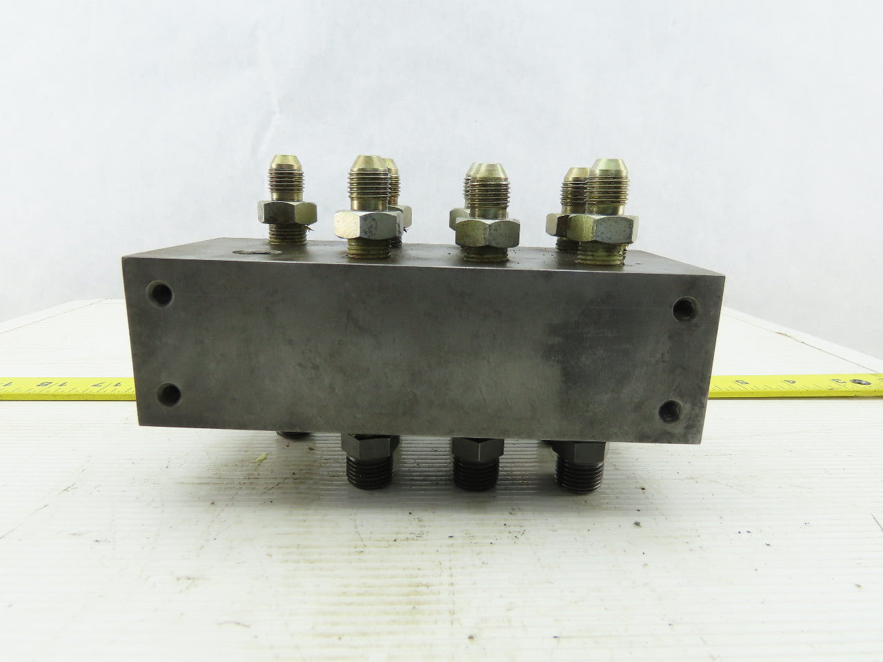 8 Station Pass Thru Manifold Rigid Supply To Flared Adapter Block