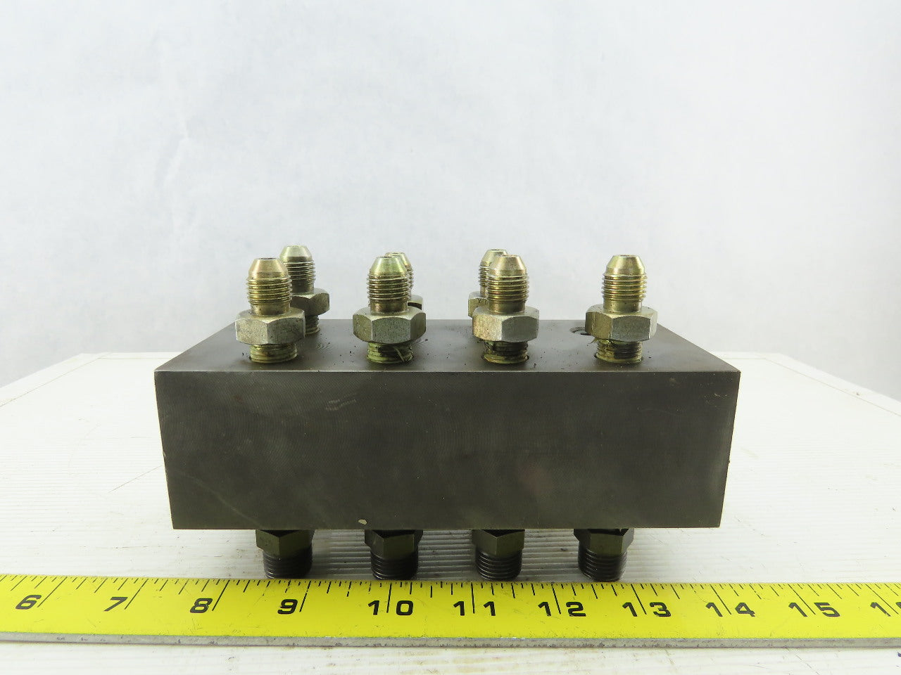 8 Station Pass Thru Manifold Rigid Supply To Flared Adapter Block