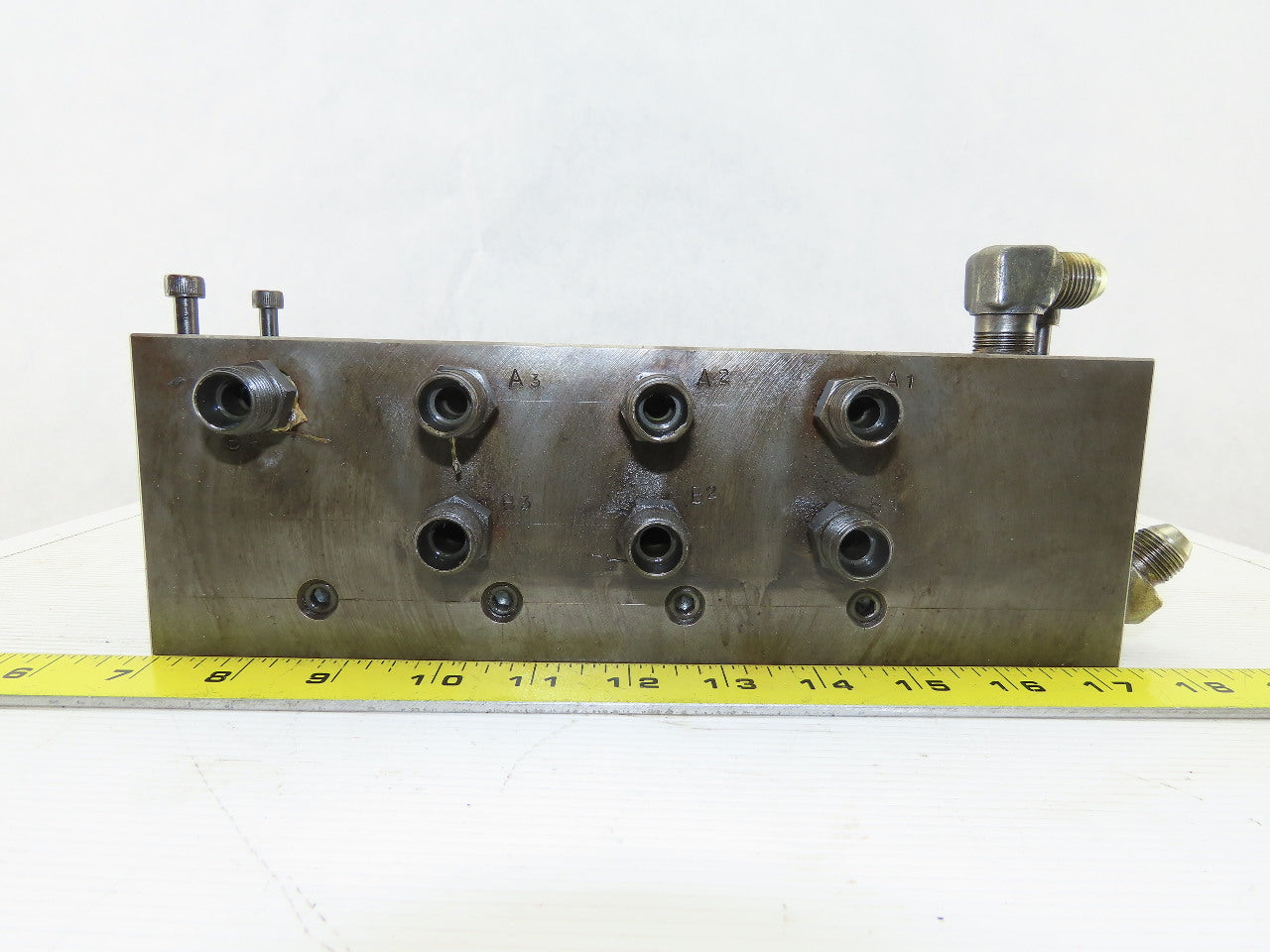14 Port Steel Hydraulic Manifold With 4 ISO 4401 Valve Spaces
