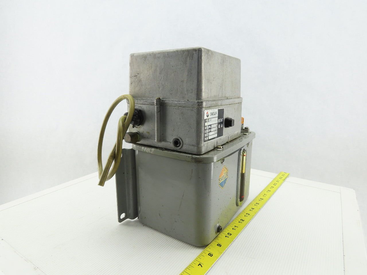 Showa LCB1 5433 100V 50/60Hz 1Ph 0.15l/min Piston Lubricator Pump