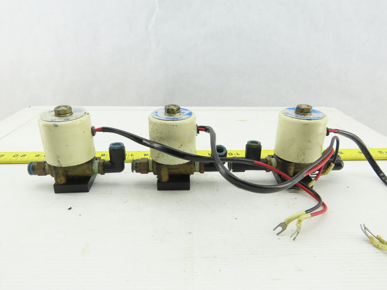 SMC VTW2105 0-10 PSI 24VDC 1/4" Solenoid Valve Lot Of 3