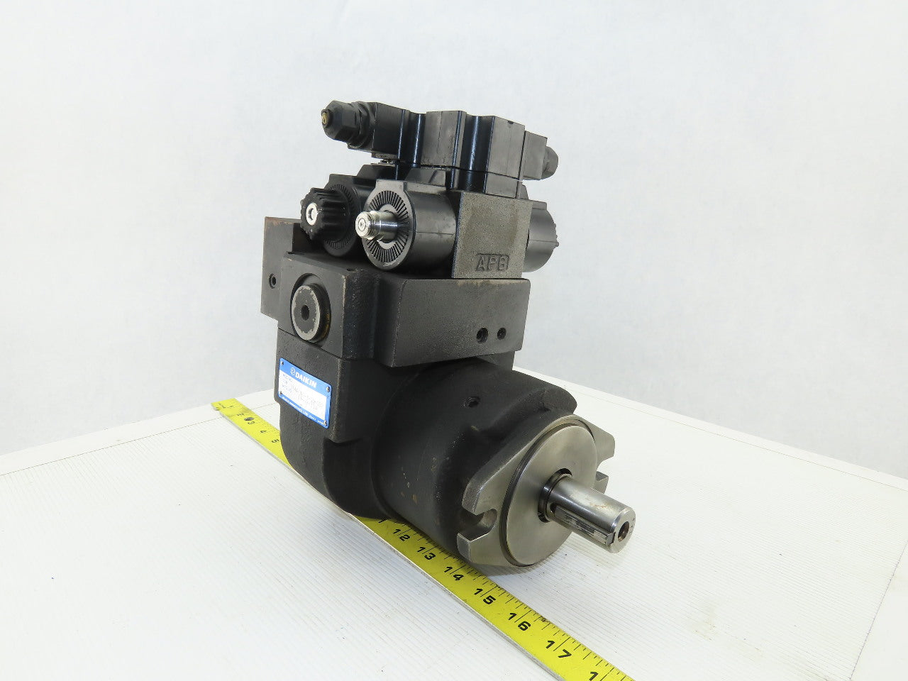Daikin EDM 174A-1R2-3-10-052 Hydraulic Motor W/ Valves 1" Shaft
