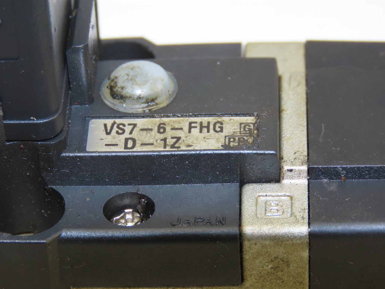SMC VS7-6-FHG-D-1Z 4/3 Position Closed Center Pneumatic Solenoid Valve 100V Coil