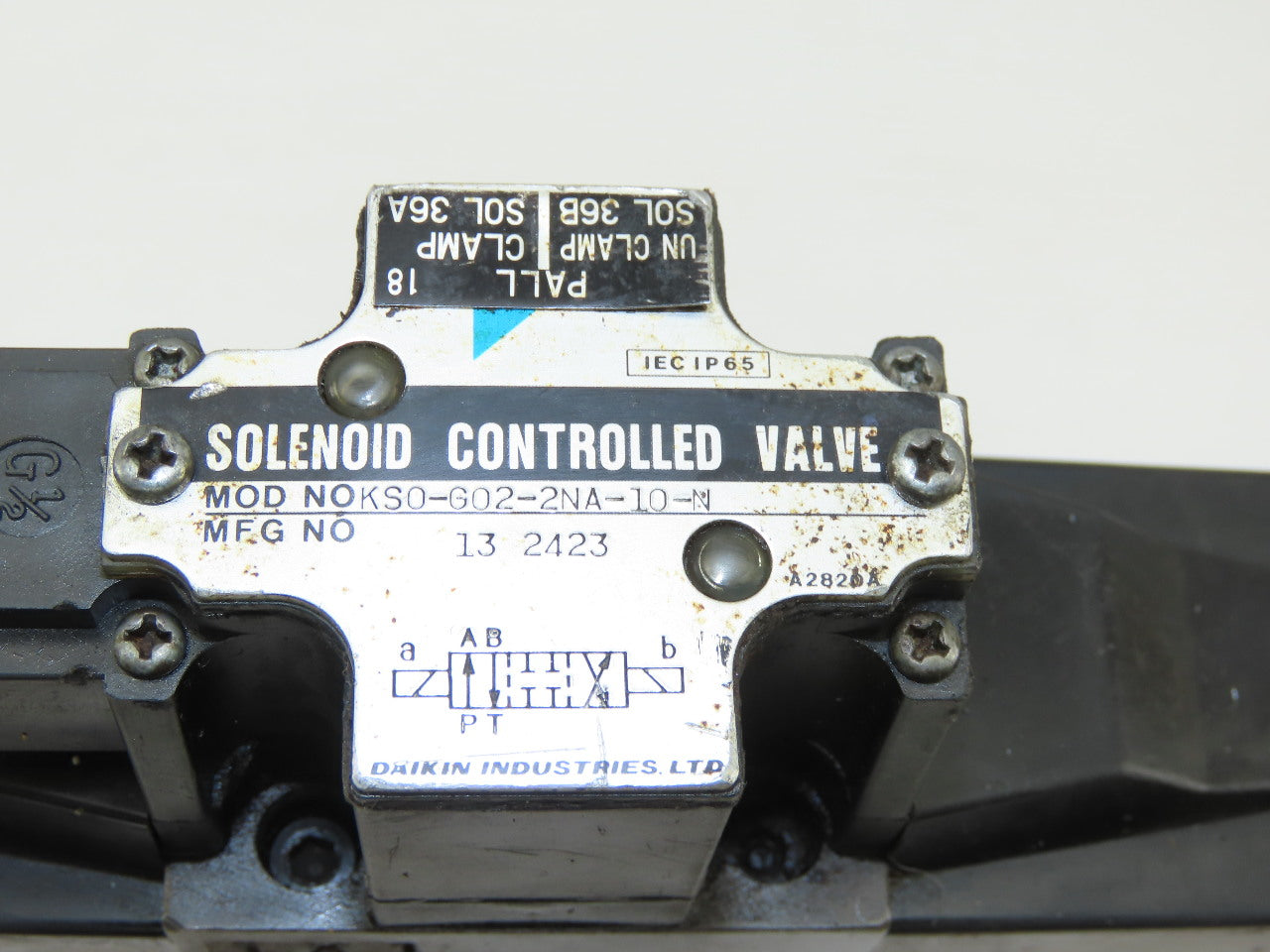 Daikin KSO-G02-2NA-10-N 4/3 Way Closed Center Hydraulic Valve Check Manifold