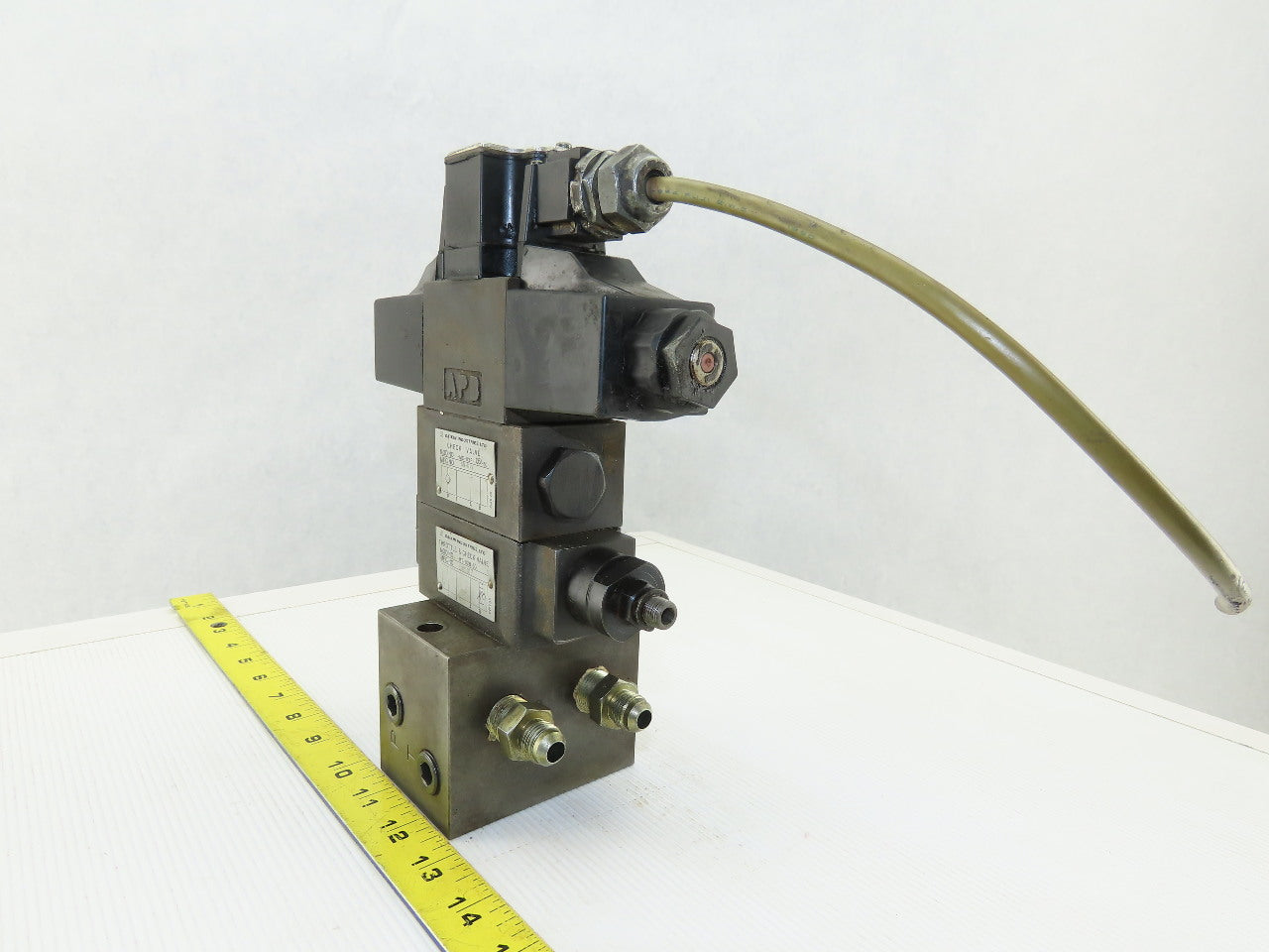 Daikin KSO-G02-2NA-10-N 4/3 Way Closed Center Hydraulic Valve Check Manifold