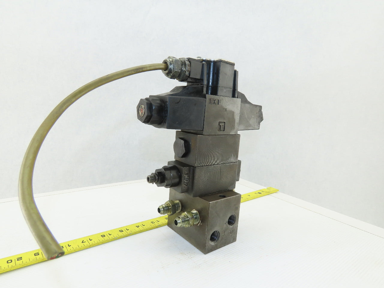 Daikin KSO-G02-2NA-10-N 4/3 Way Closed Center Hydraulic Valve Check Manifold