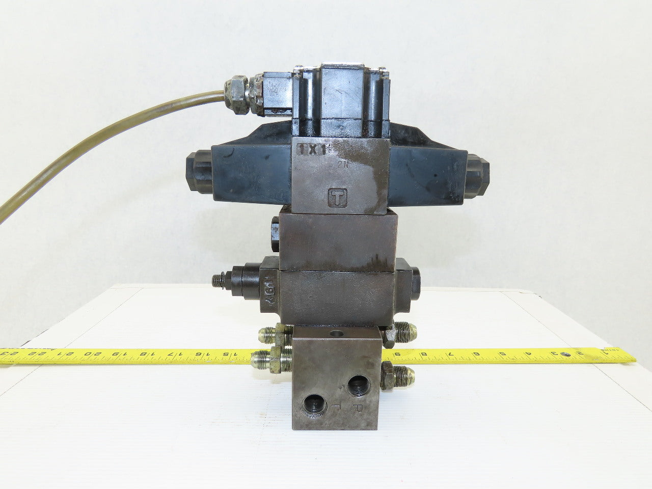 Daikin KSO-G02-2NA-10-N 4/3 Way Closed Center Hydraulic Valve Check Manifold