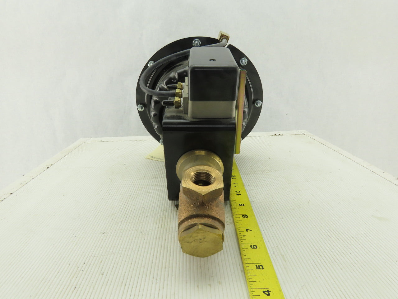 JOHNSON CONTROLS MP821D Pneumatic Valve Actuator,4 to 8 Spring 1/2 NPT Bronze