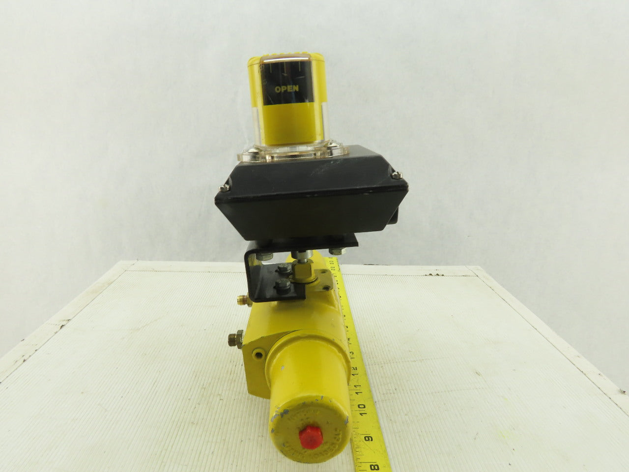 Hytork Pneumatic Actuator W/Accutrak Dual Display Monitor 1/4"NPT