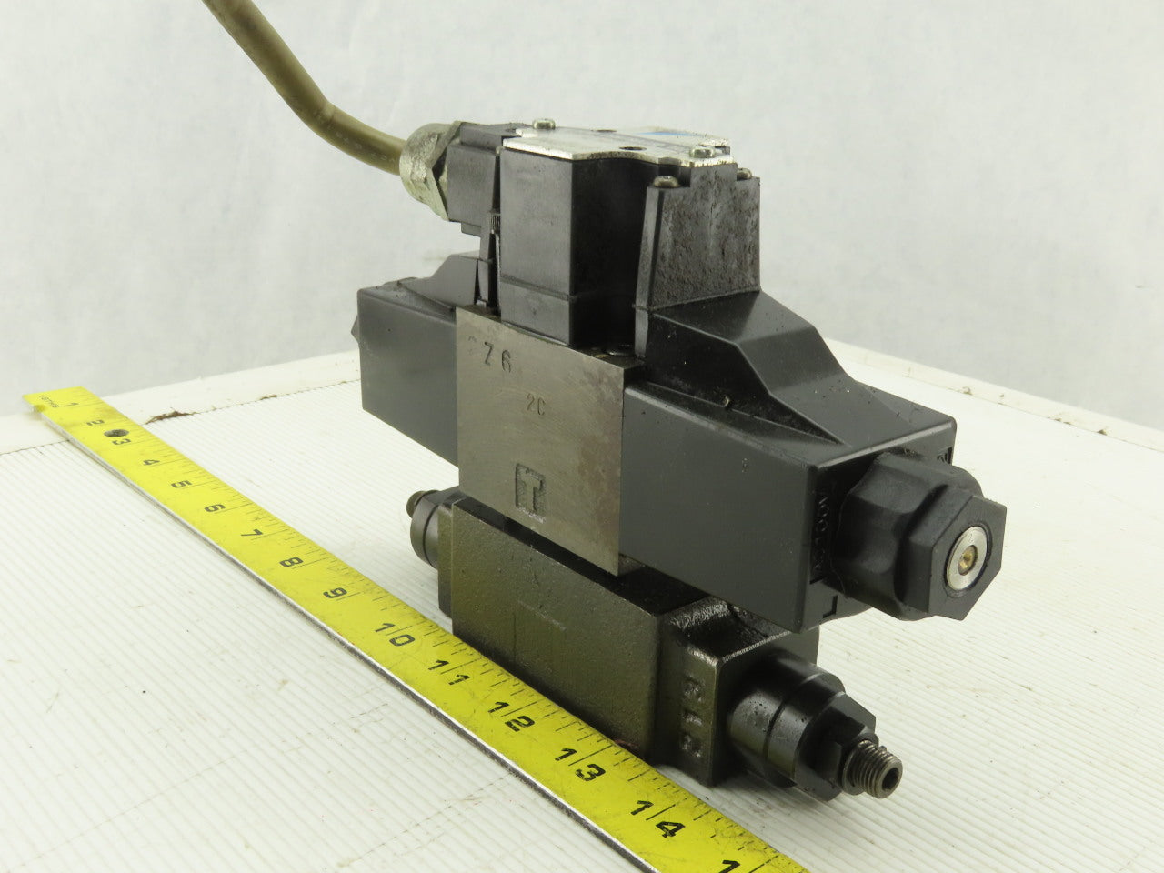 Daikin KSO-G02-2CA-10-N 3 Position Hydraulic Control Valve W/ Throttle Check