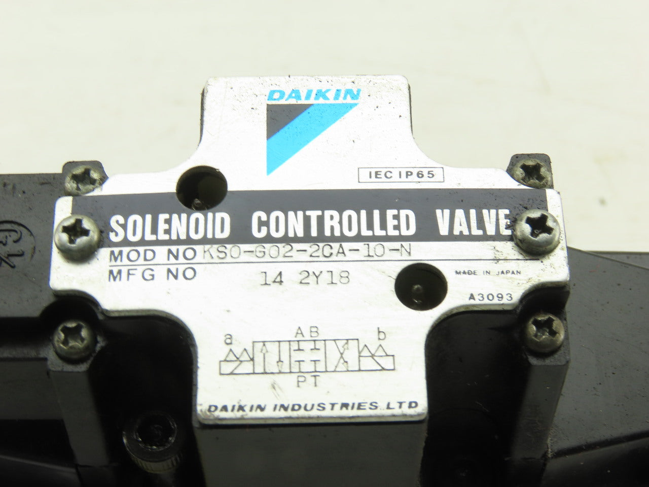 Daikin KSO-G02-2CA-10-N 3 Position Hydraulic Control Valve W/ Throttle Check