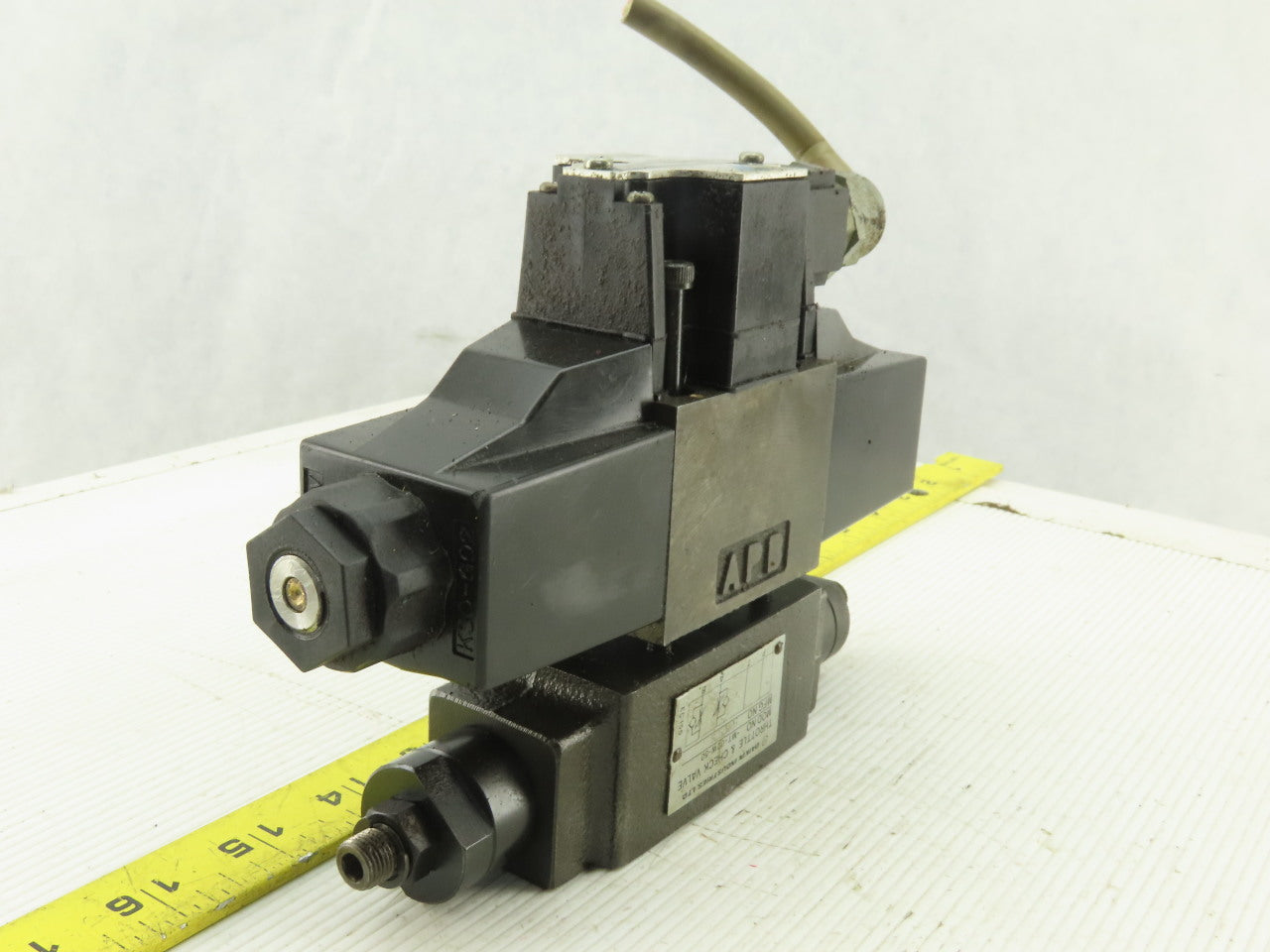 Daikin KSO-G02-2CA-10-N 3 Position Hydraulic Control Valve W/ Throttle Check