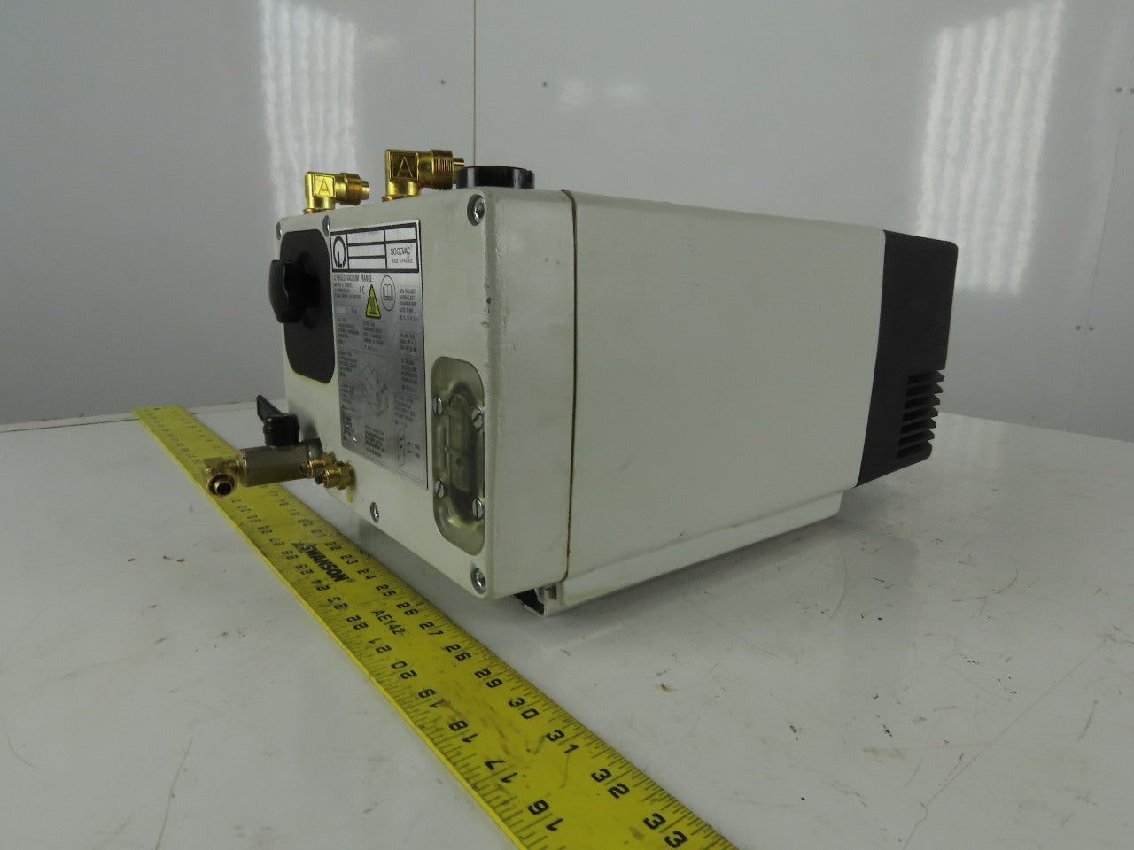 Leybold SV16 BR2W Sogevac 200V 50/60Hz 0.55kW oil Filled Rotary Vane Vacuum Pump