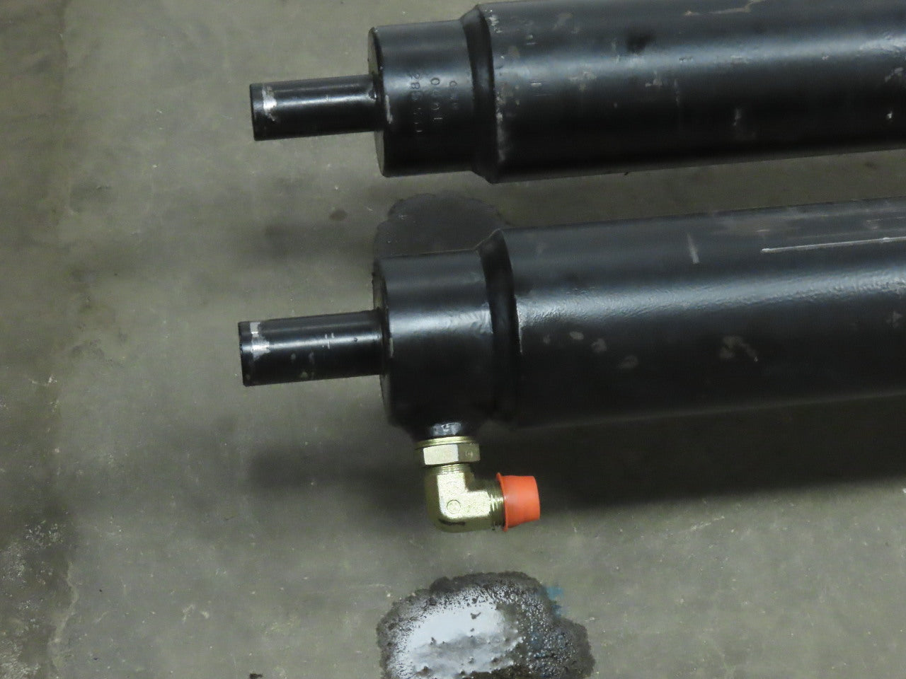 Hyster V40XMU Narrow Aisle Forklift  40' Lift Hydraulic Cylinder