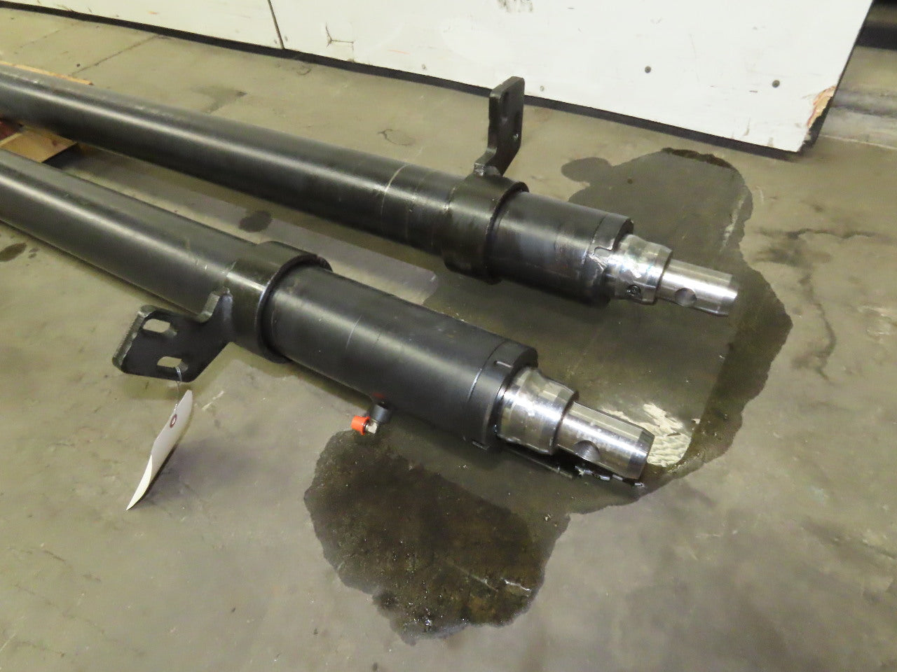 Hyster V40XMU Narrow Aisle Forklift  40' Lift Hydraulic Cylinder