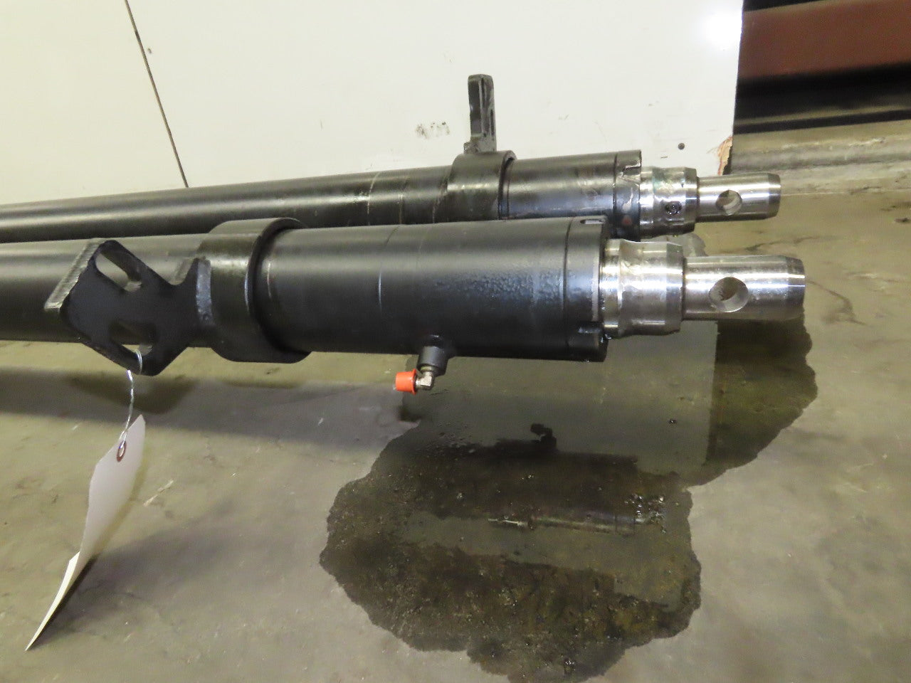 Hyster V40XMU Narrow Aisle Forklift  40' Lift Hydraulic Cylinder