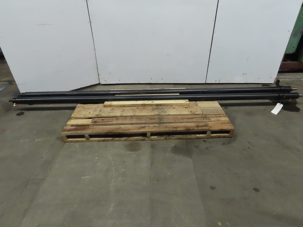 Hyster V40XMU Narrow Aisle Forklift  40' Lift Hydraulic Cylinder