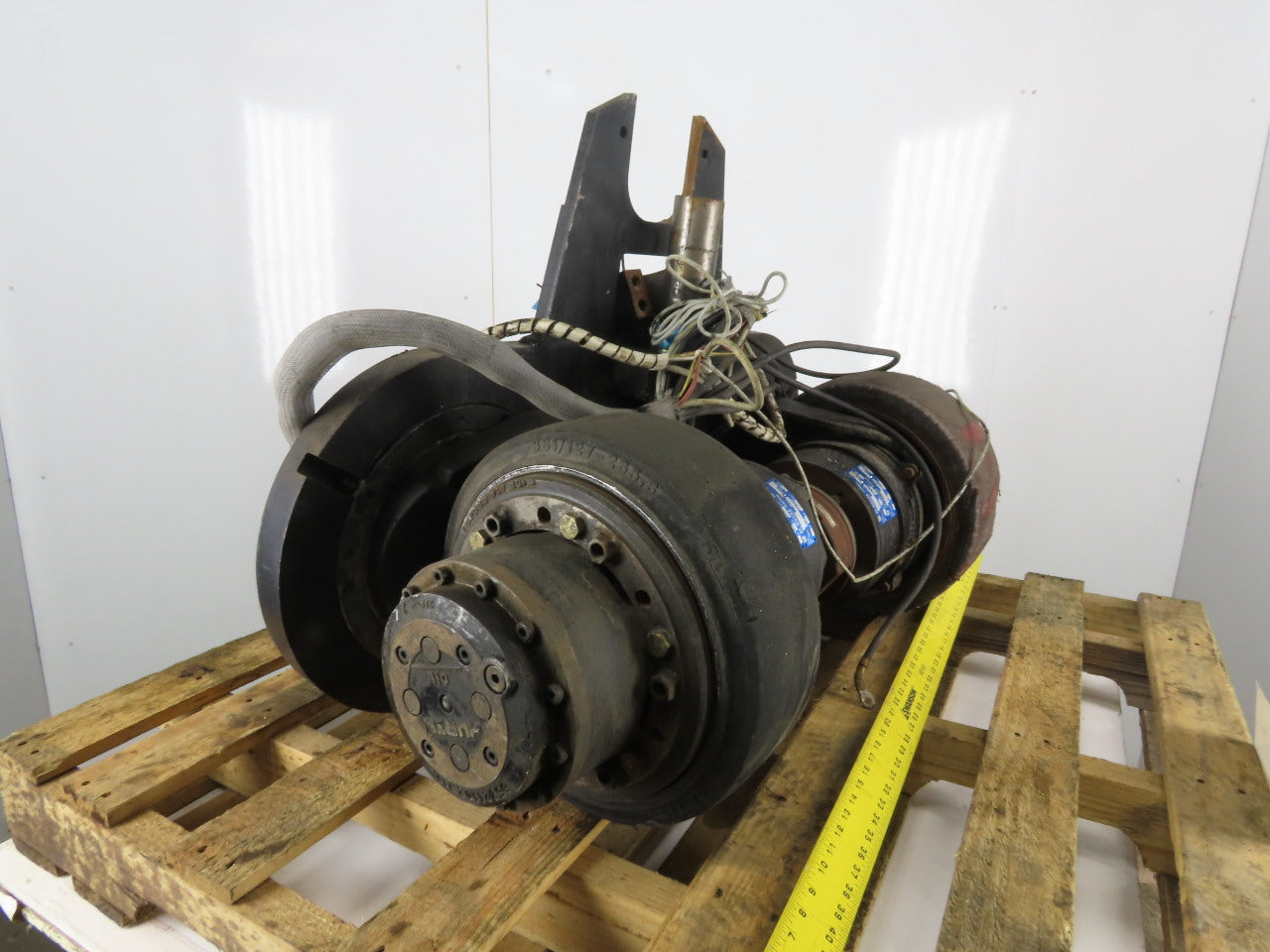 Hyster V40XMU Narrow Aisle Forklift 2 Wheel Drive Steering Assembly 72V