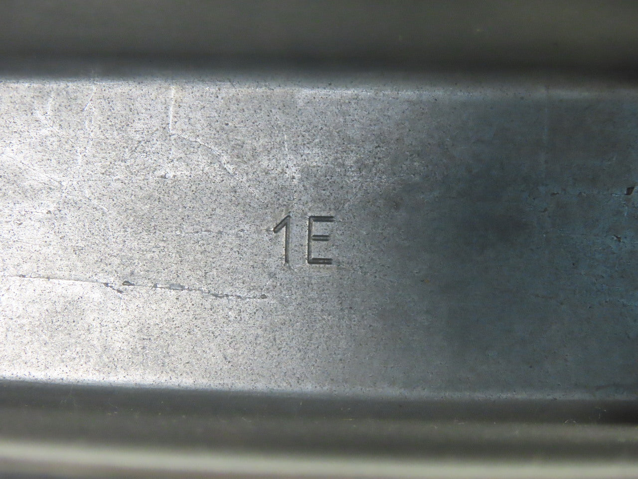 Harting 1E Surface Mount Housing Pass Thru Threaded Lever Lock 4-1/2" x 1-1/2"