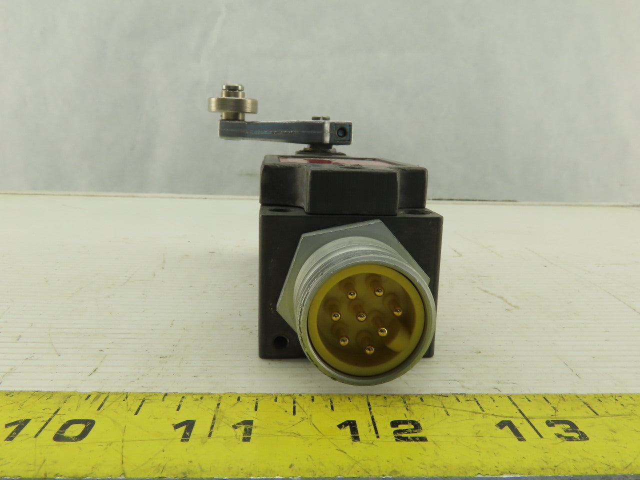Euchner NZ1HS-3131 C1779 Limit Switch W/Base & Arm