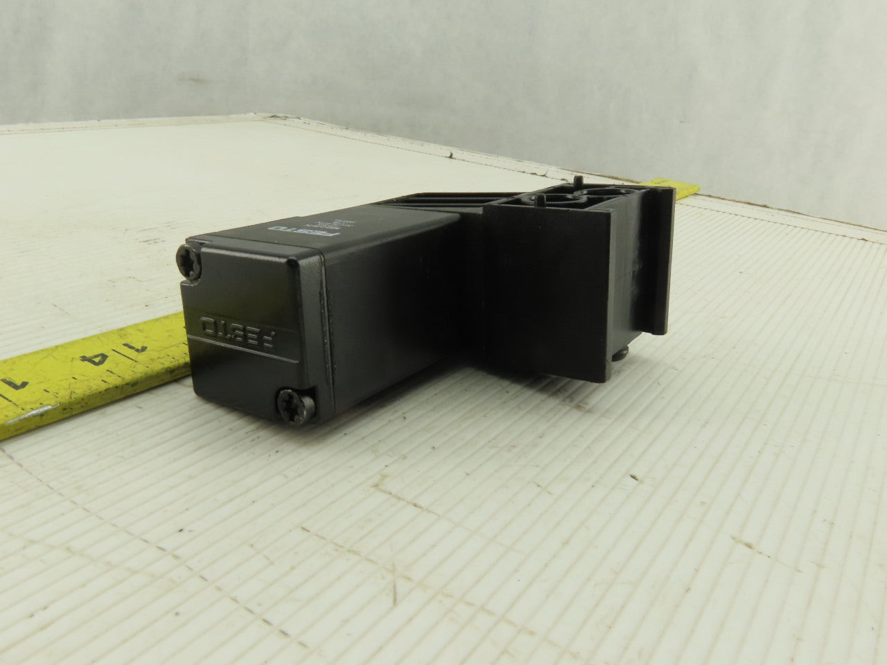 Festo MDH-2-2.2-AW-QS-6 20.4-26.4VDC Pneumatic Valve Solenoid