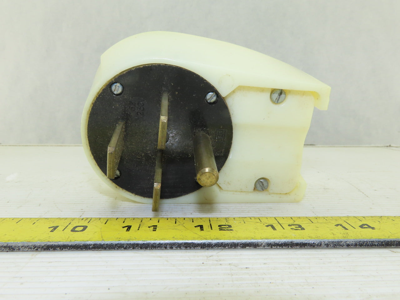 3 Pole 4 Wire 250V 30A Straight Blade Grounding Plug