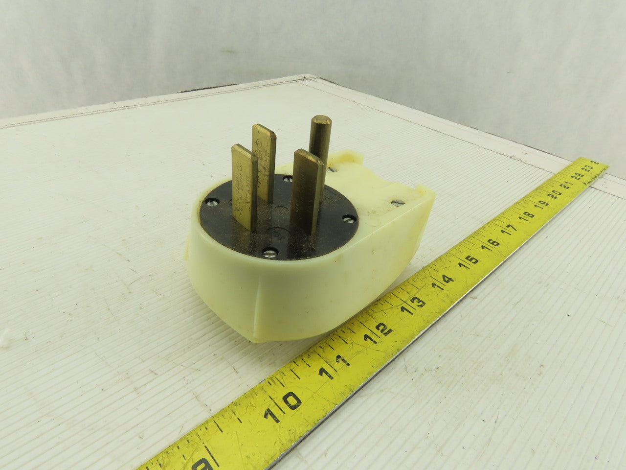 3 Pole 4 Wire 250V 30A Straight Blade Grounding Plug