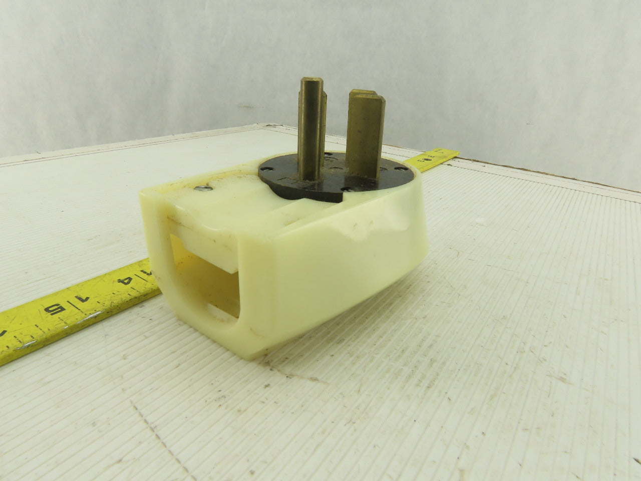 3 Pole 4 Wire 250V 30A Straight Blade Grounding Plug