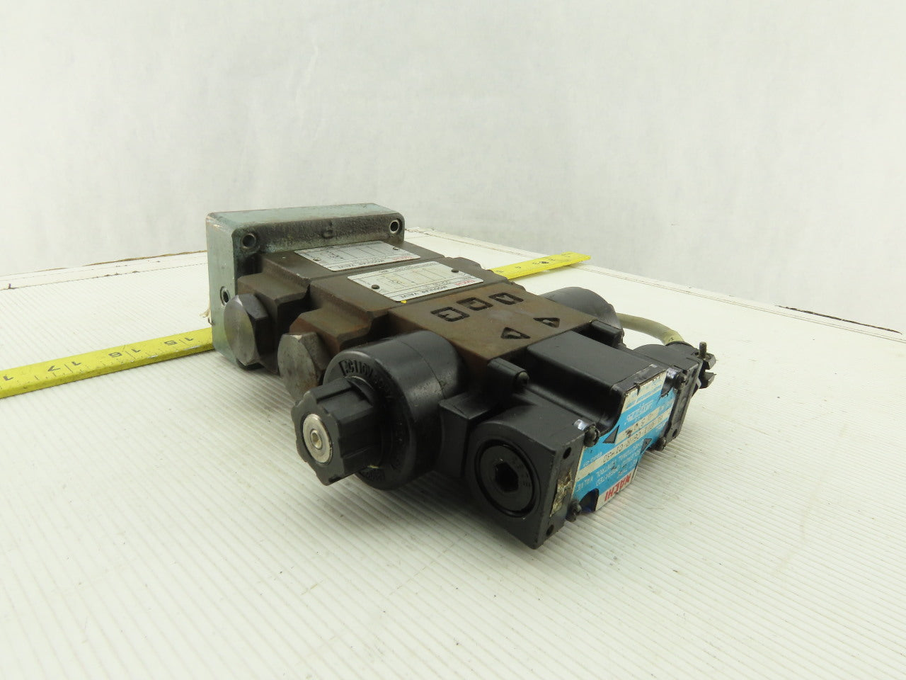 Nachi SL-G01-C6-R-C1-30 Hydraulic Solenoid Valve Check Regulator Assembly 110V