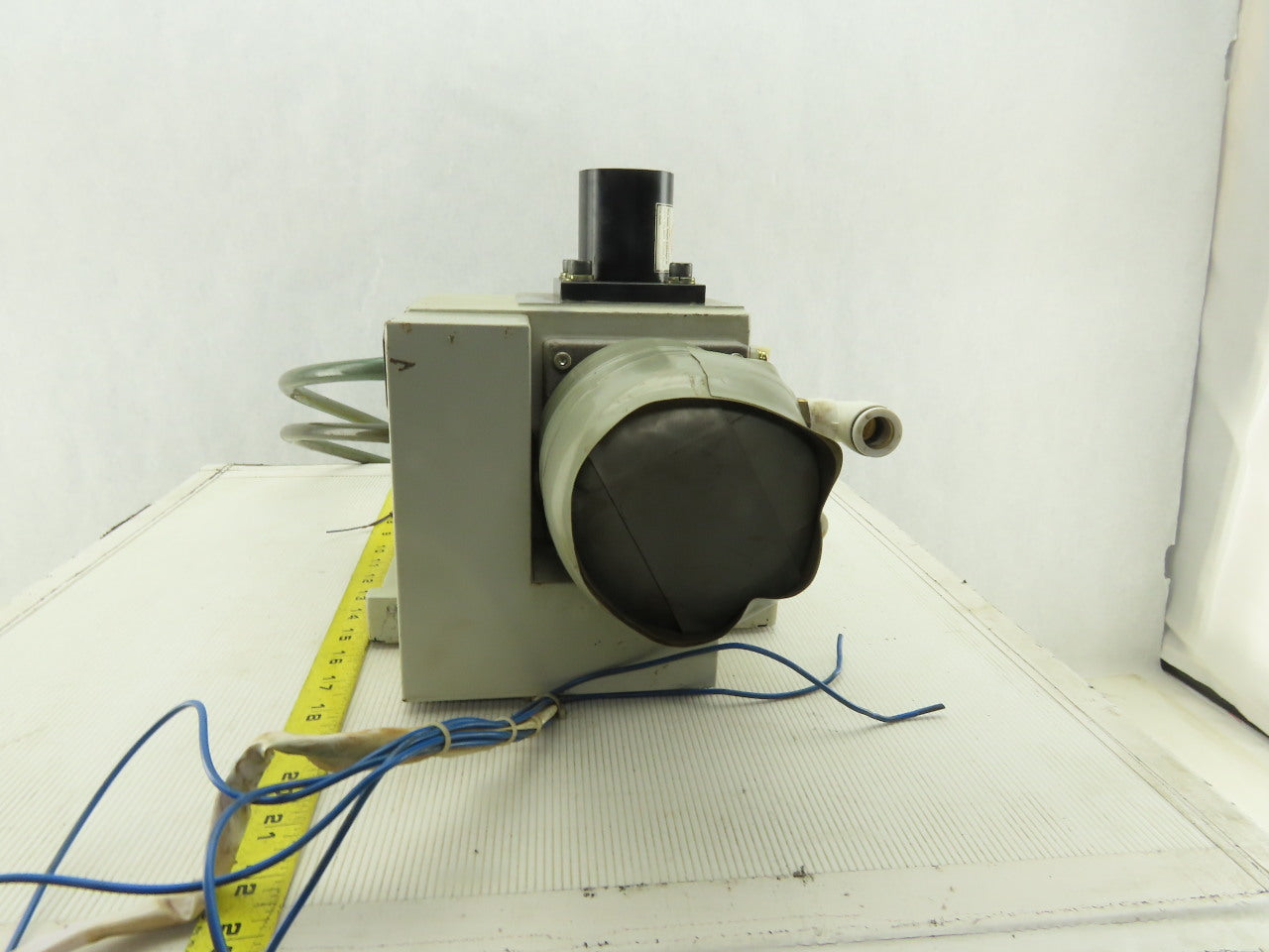 Panasonic YB-L200A8Y3E 210V 23kVa 06kW Peak 670nm Wavelength Laser Shutter