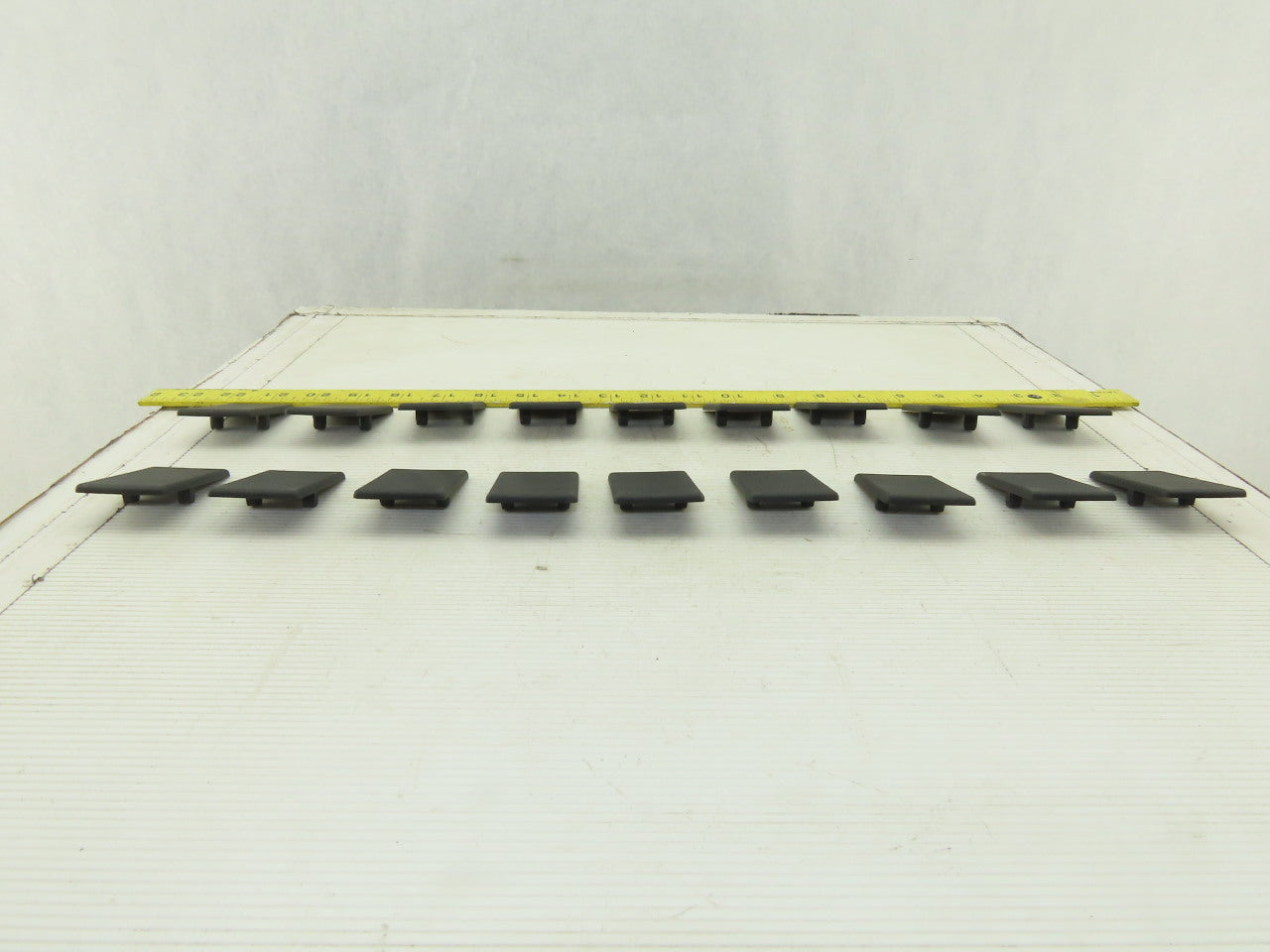 Item 0.0.411.26 40x40 Black End Cap Push In Angle Bracket 80/20 Style Lot Of 18