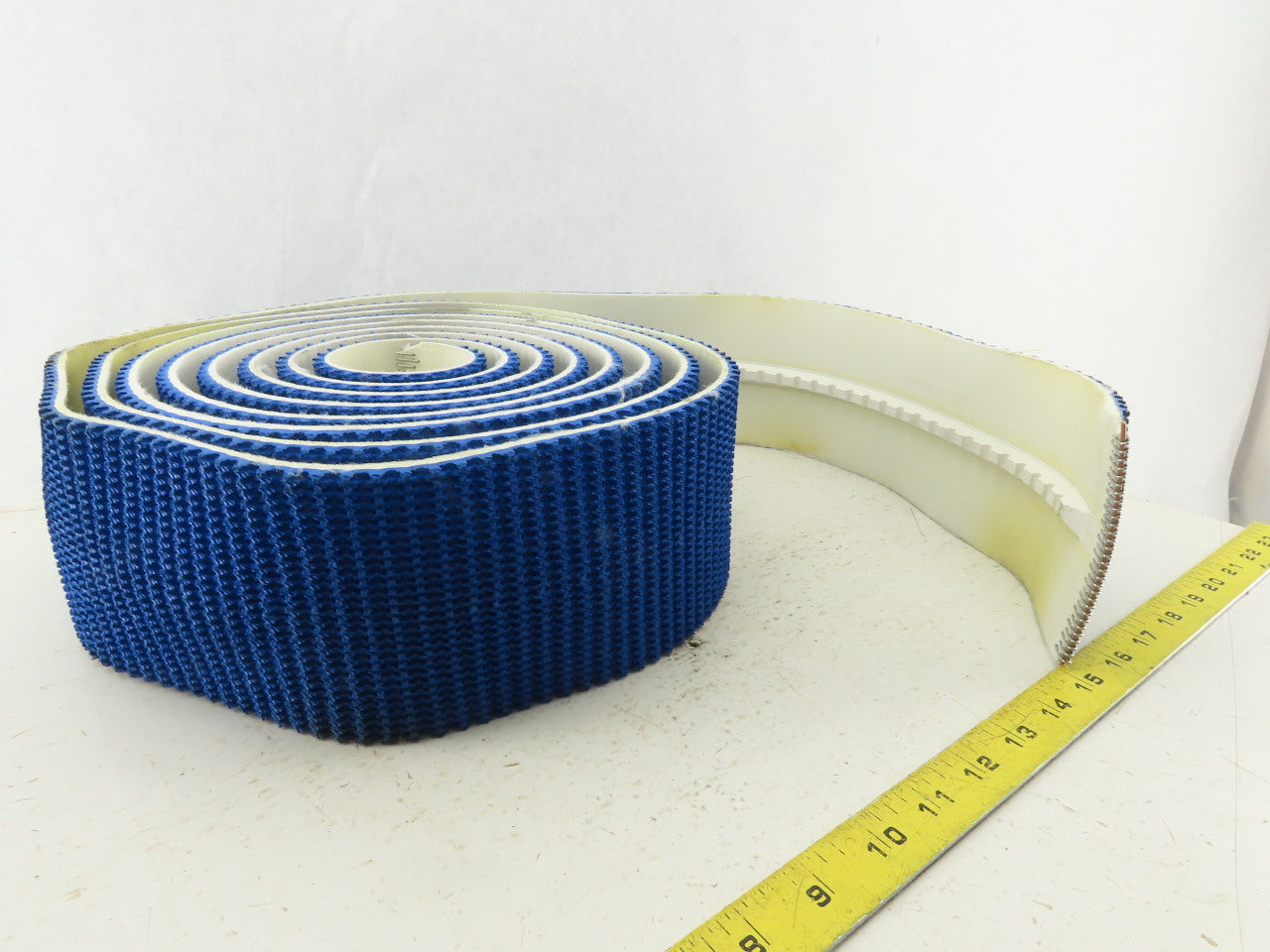 Kaman 4" Wide Rough Top Carbox Incline V-Groove Tracking Conveyor Belt 190"
